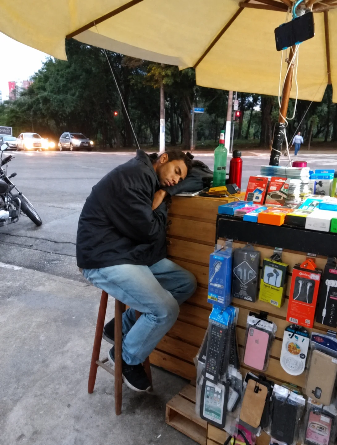 Proprietário trabalhando como camelô nas ruas de São Paulo