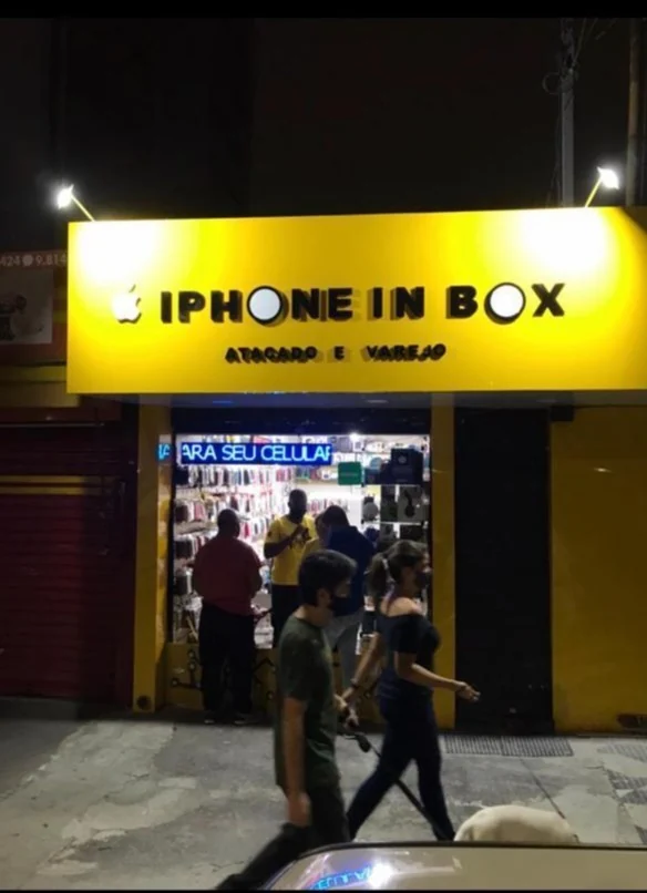 Clientes sendo atendidos em uma loja Phone In Box