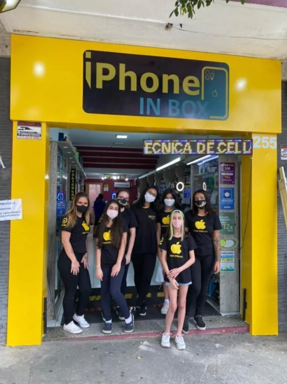 Equipe da Phone In Box reunida em frente à loja