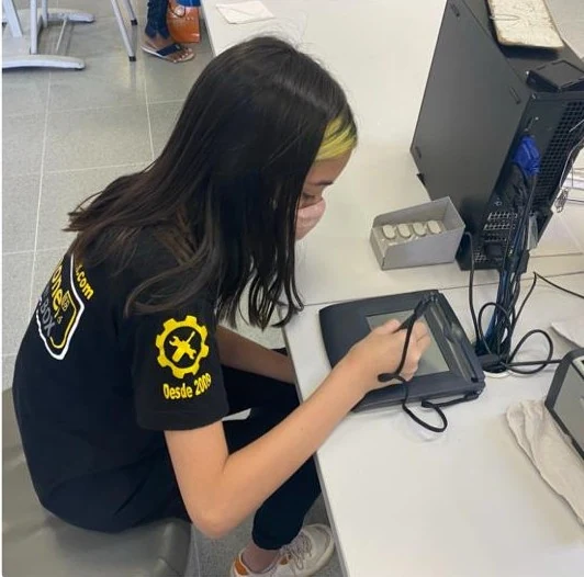 Uma das filhas do fundador trabalhando no atendimento da loja