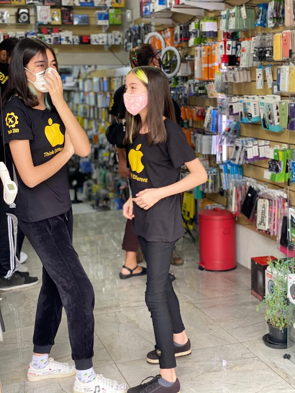 Filhas do fundador acompanhando o trabalho em uma loja Phone In Box
