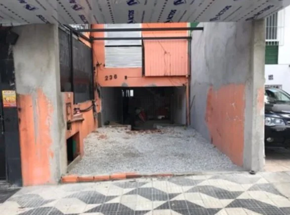 Ponto comercial da Phone In Box durante a obra
